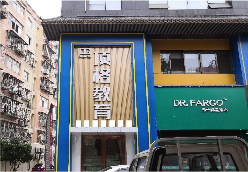 钟祥门头设计要符合门店特色。