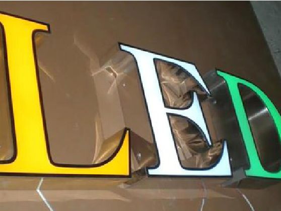 钟祥介绍LED招牌的基础知识。